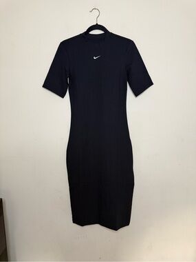 Nike Sportswear Essential Tight Crewneck Midi Dress